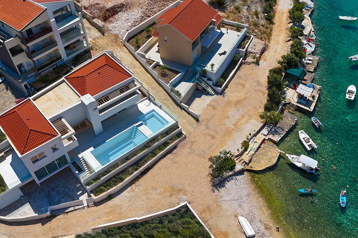 Na novo zgrajena moderna vila ob morju