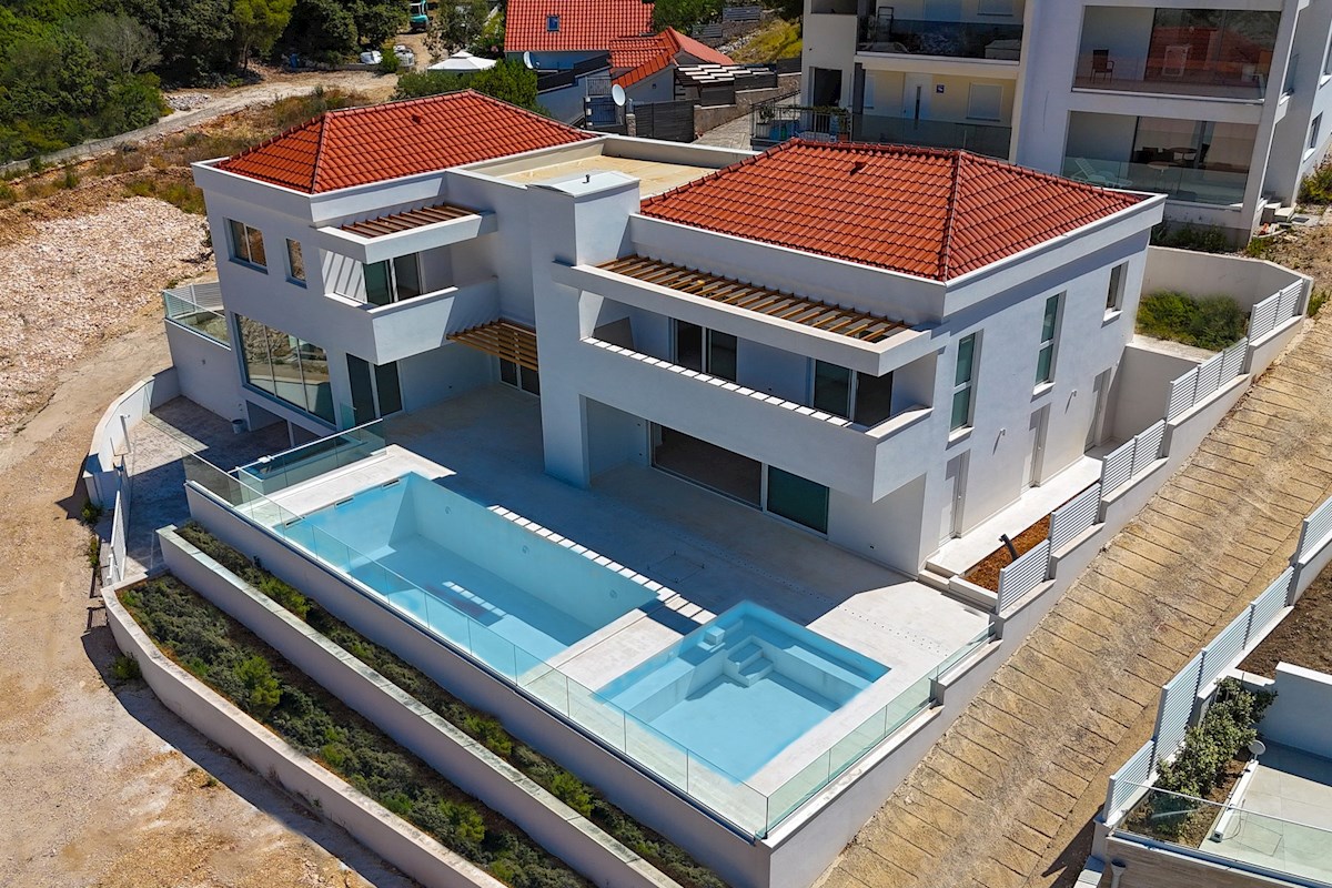 Na novo zgrajena moderna vila ob morju