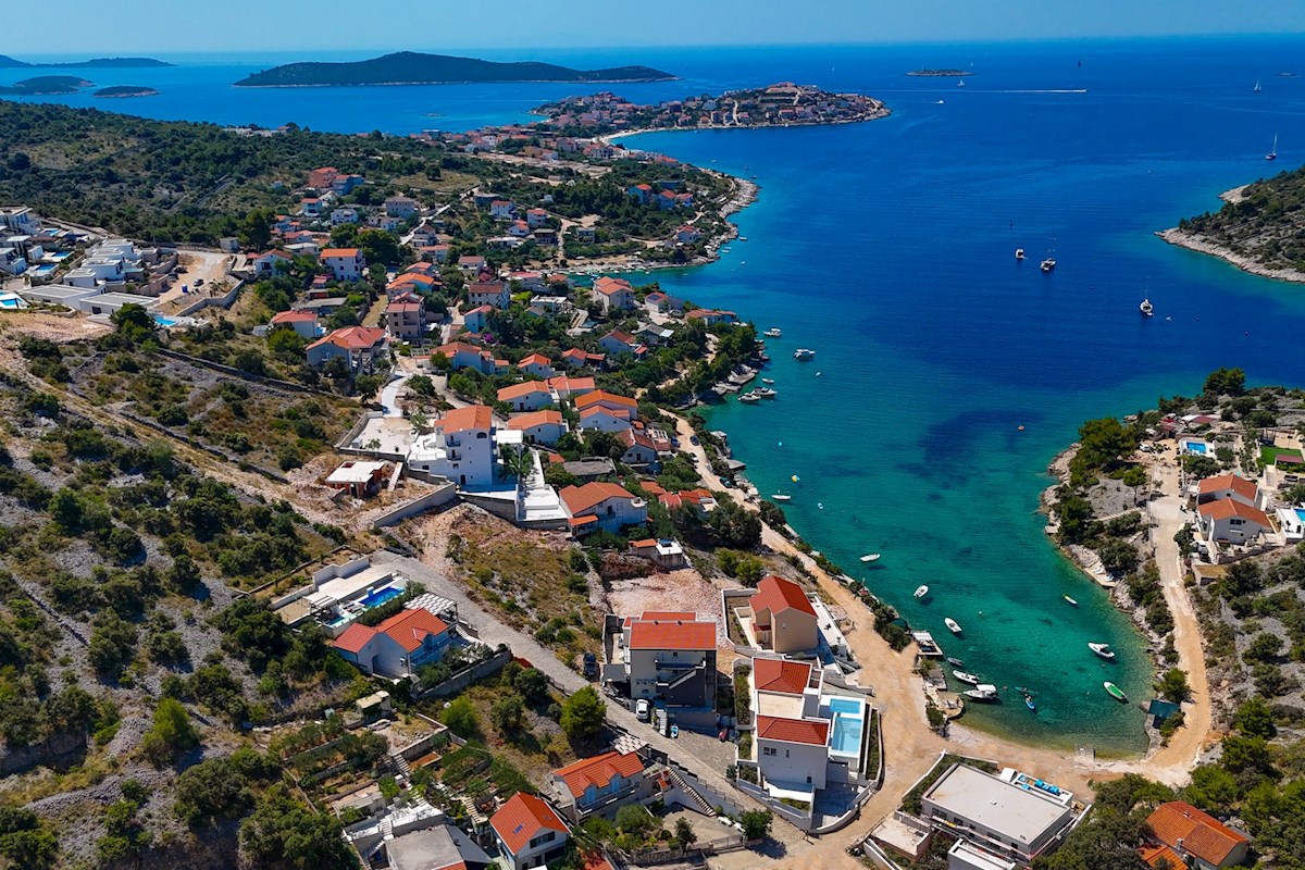 Na novo zgrajena moderna vila ob morju