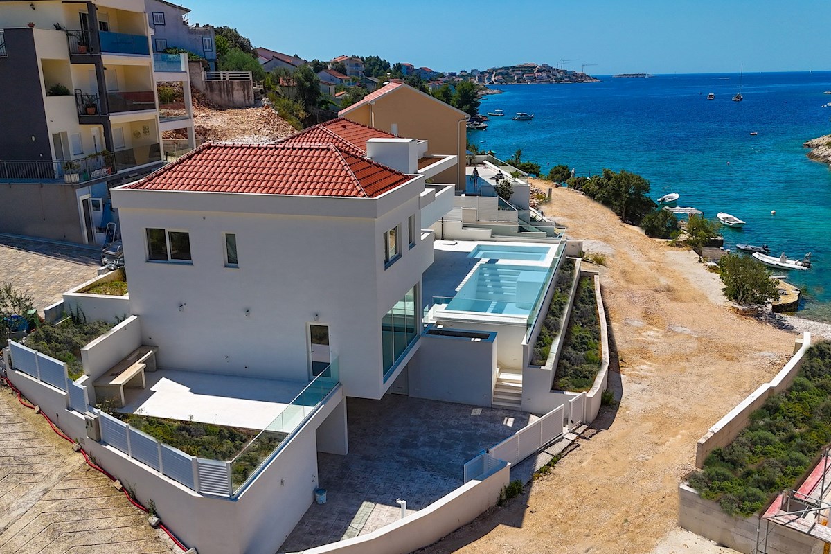 Na novo zgrajena moderna vila ob morju