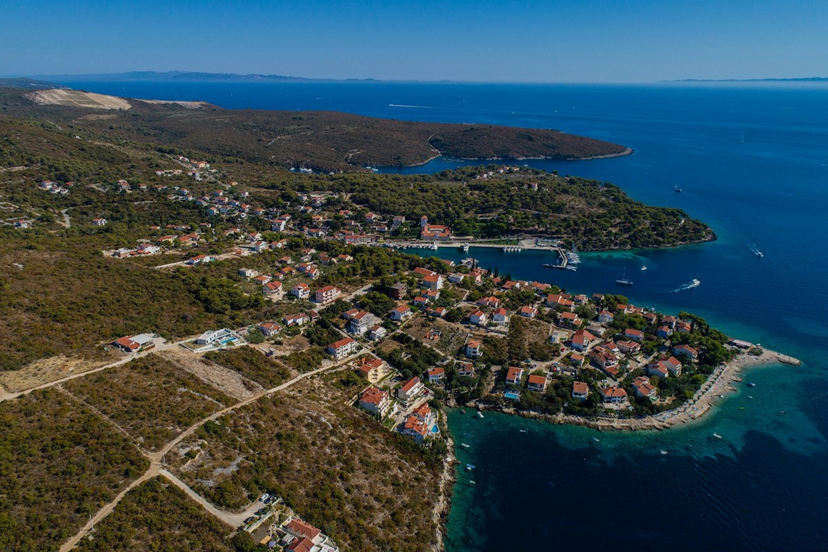 Atraktivno zemljišče z gradbenim dovoljenjem in odprtim pogledom na morje