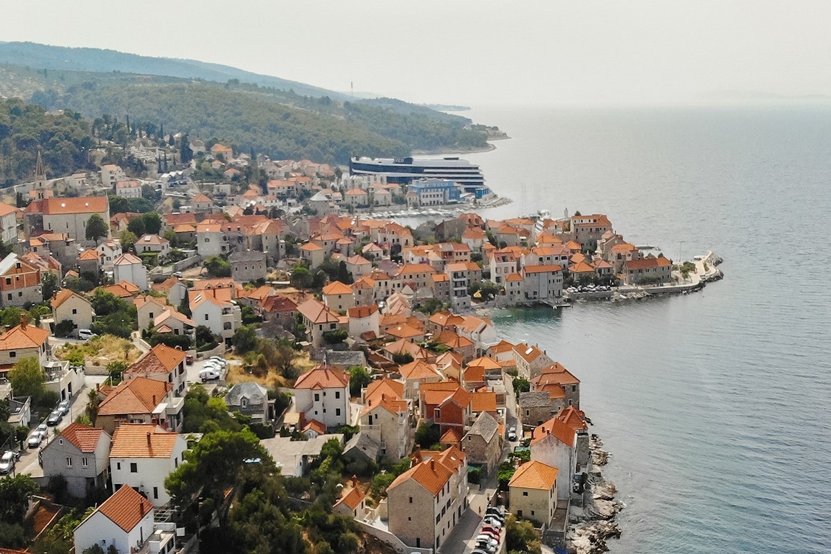 Zemljišče ob morju za gradnjo večnamenskega objekta