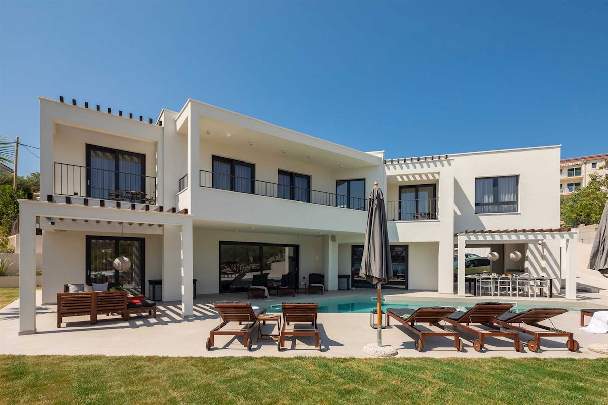 Luksuzna vila ob morju z bazenom in teniškim igriščem