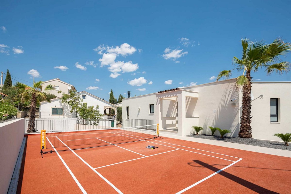 Luksuzna vila ob morju z bazenom in teniškim igriščem