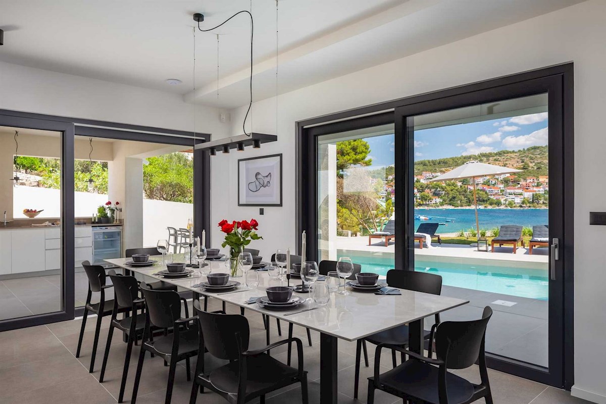 Luksuzna vila ob morju z bazenom in teniškim igriščem