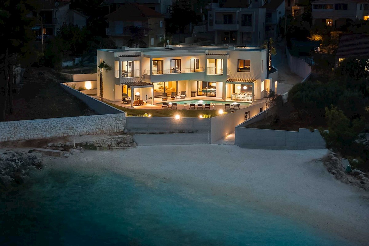 Luksuzna vila ob morju z bazenom in teniškim igriščem