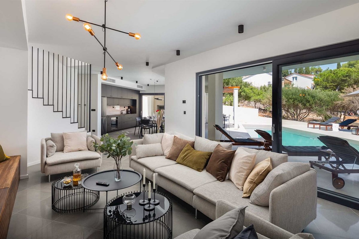 Luksuzna vila ob morju z bazenom in teniškim igriščem