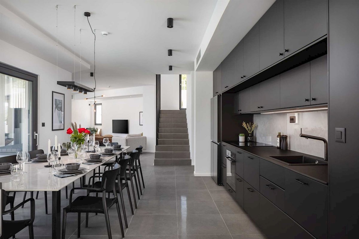 Luksuzna vila ob morju z bazenom in teniškim igriščem