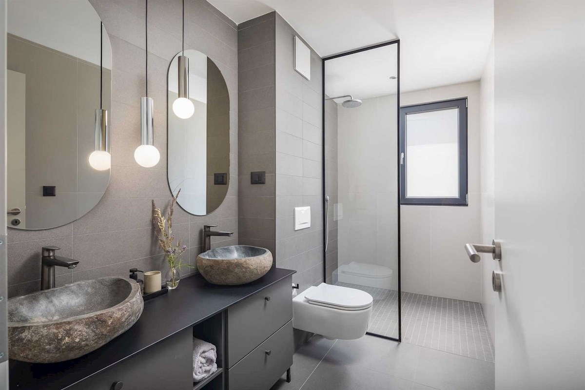 Luksuzna vila ob morju z bazenom in teniškim igriščem