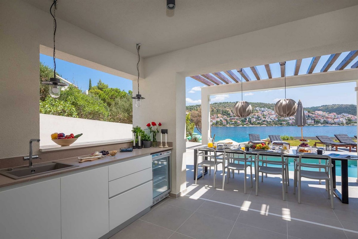 Luksuzna vila ob morju z bazenom in teniškim igriščem