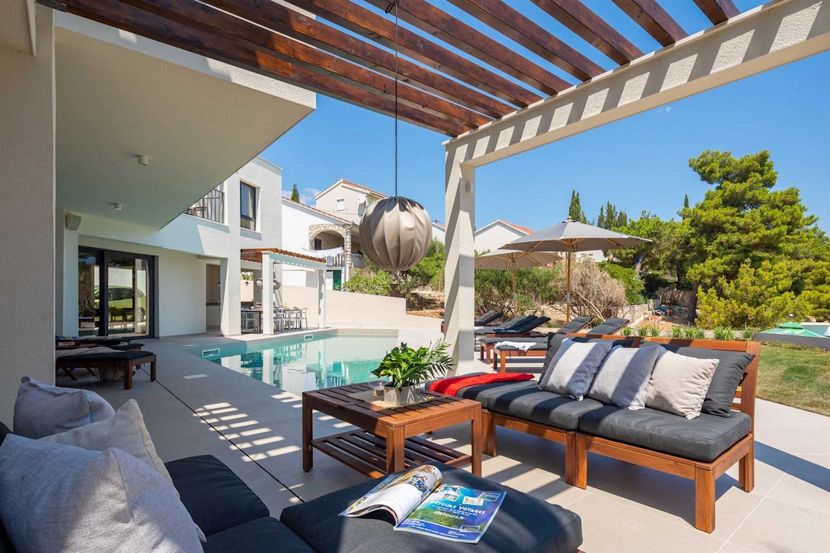 Luksuzna vila ob morju z bazenom in teniškim igriščem