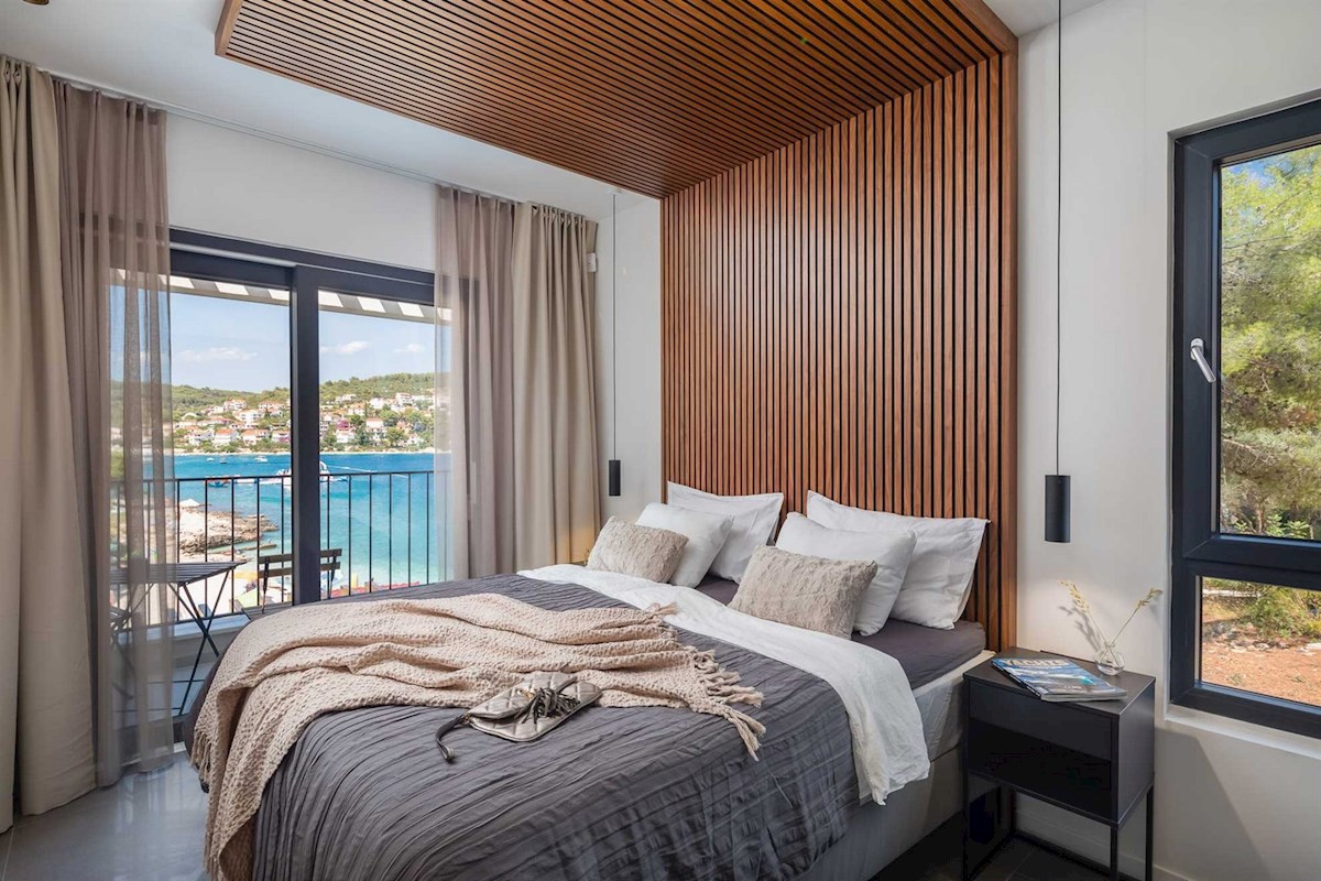 Luksuzna vila ob morju z bazenom in teniškim igriščem