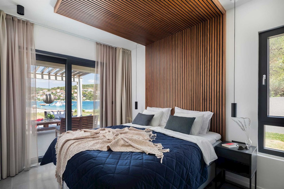 Luksuzna vila ob morju z bazenom in teniškim igriščem