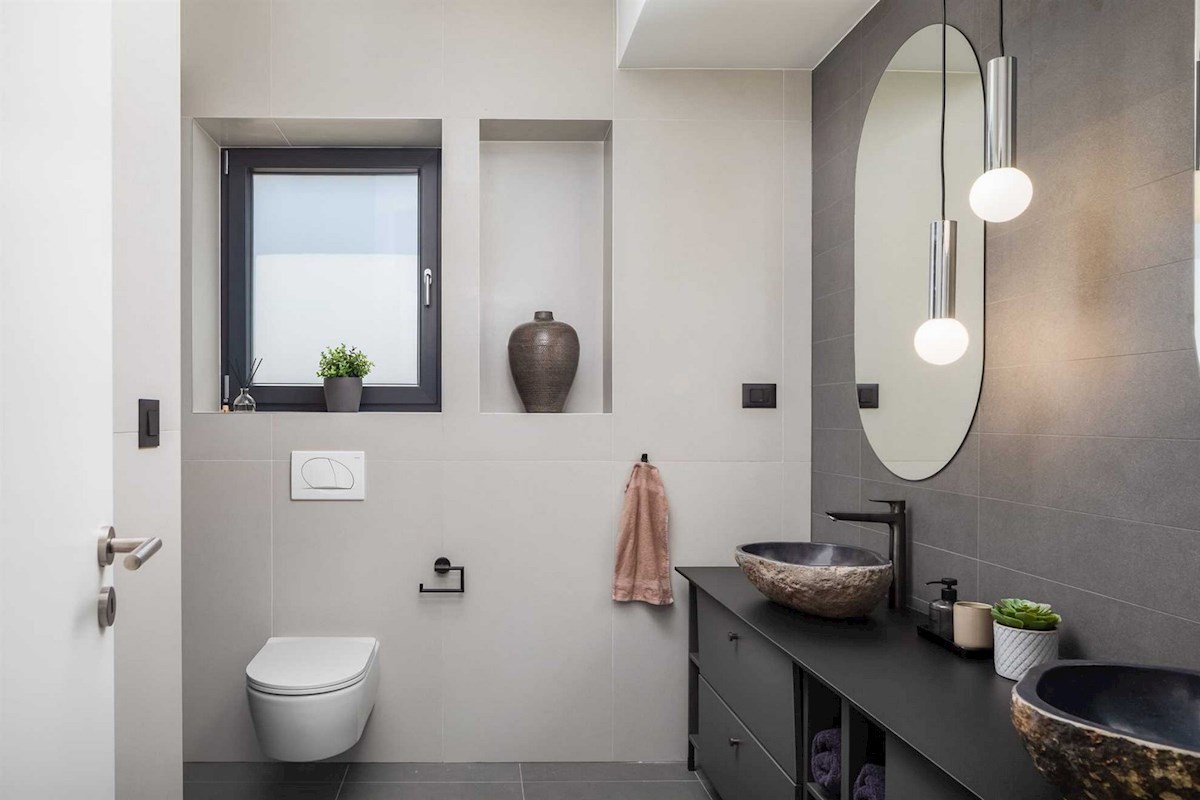 Luksuzna vila ob morju z bazenom in teniškim igriščem