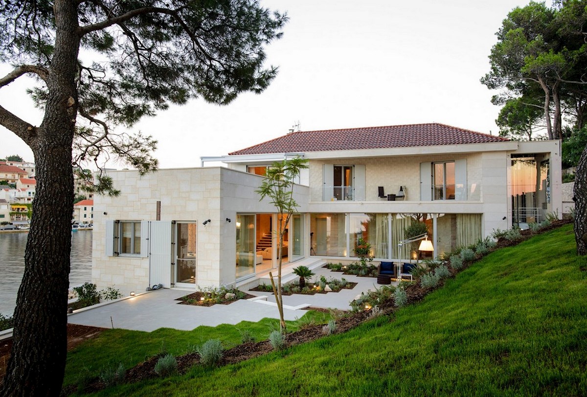 Luksuzna vila ob morju z bazenom in mediteranskim vrtom