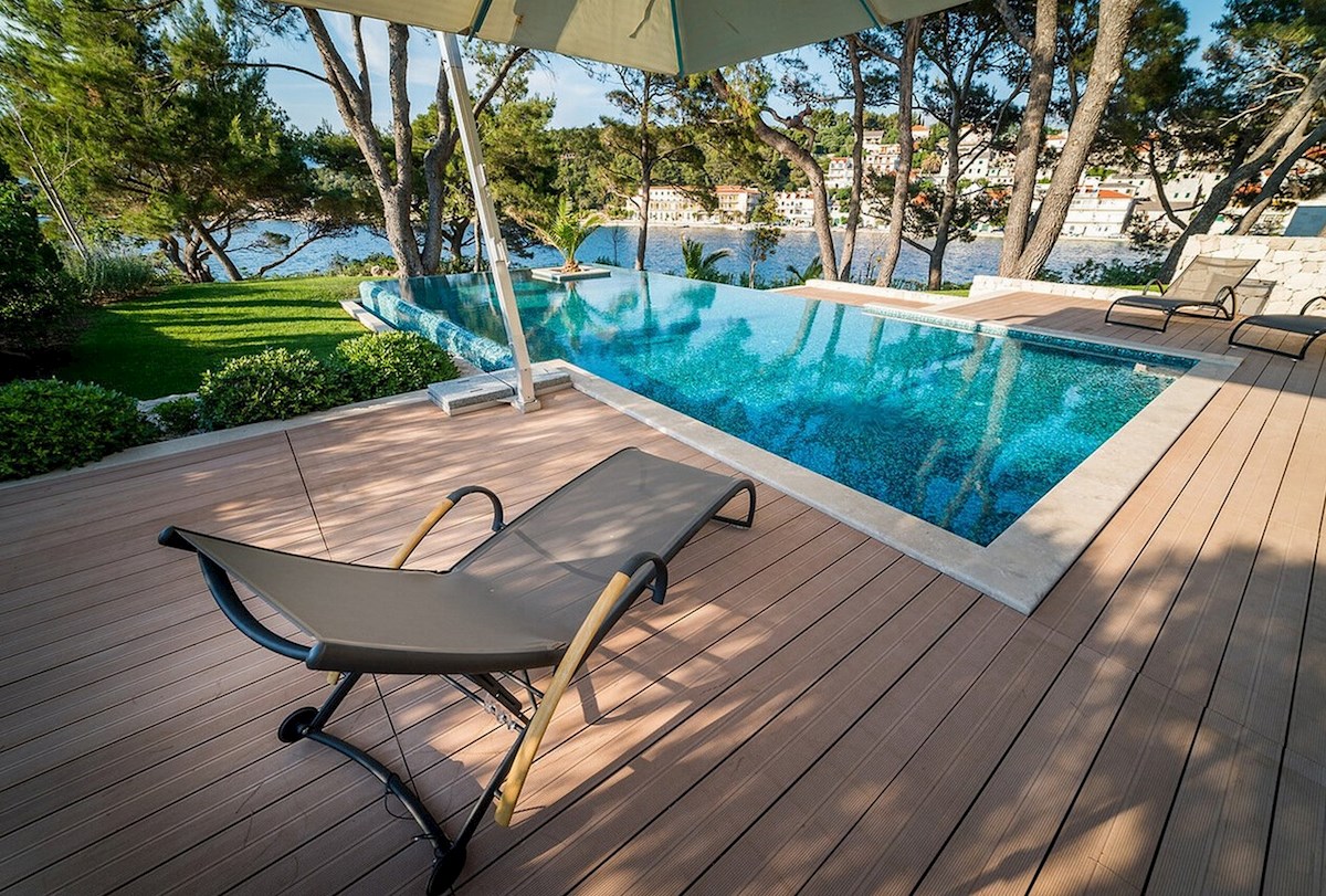 Luksuzna vila ob morju z bazenom in mediteranskim vrtom