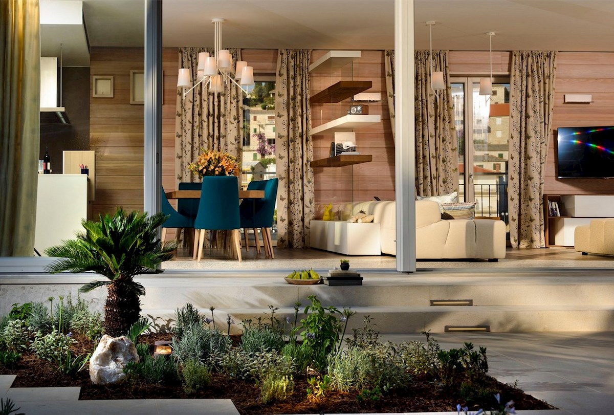 Luksuzna vila ob morju z bazenom in mediteranskim vrtom