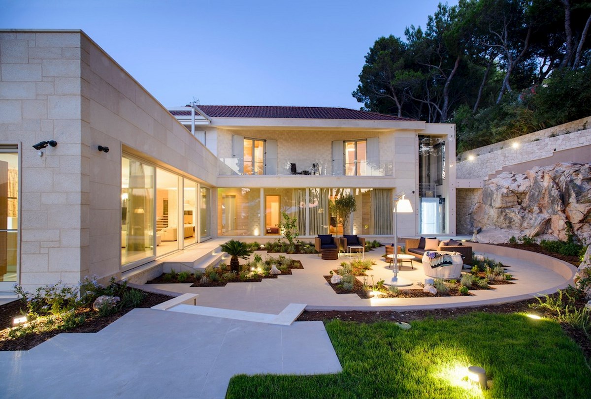 Luksuzna vila ob morju z bazenom in mediteranskim vrtom