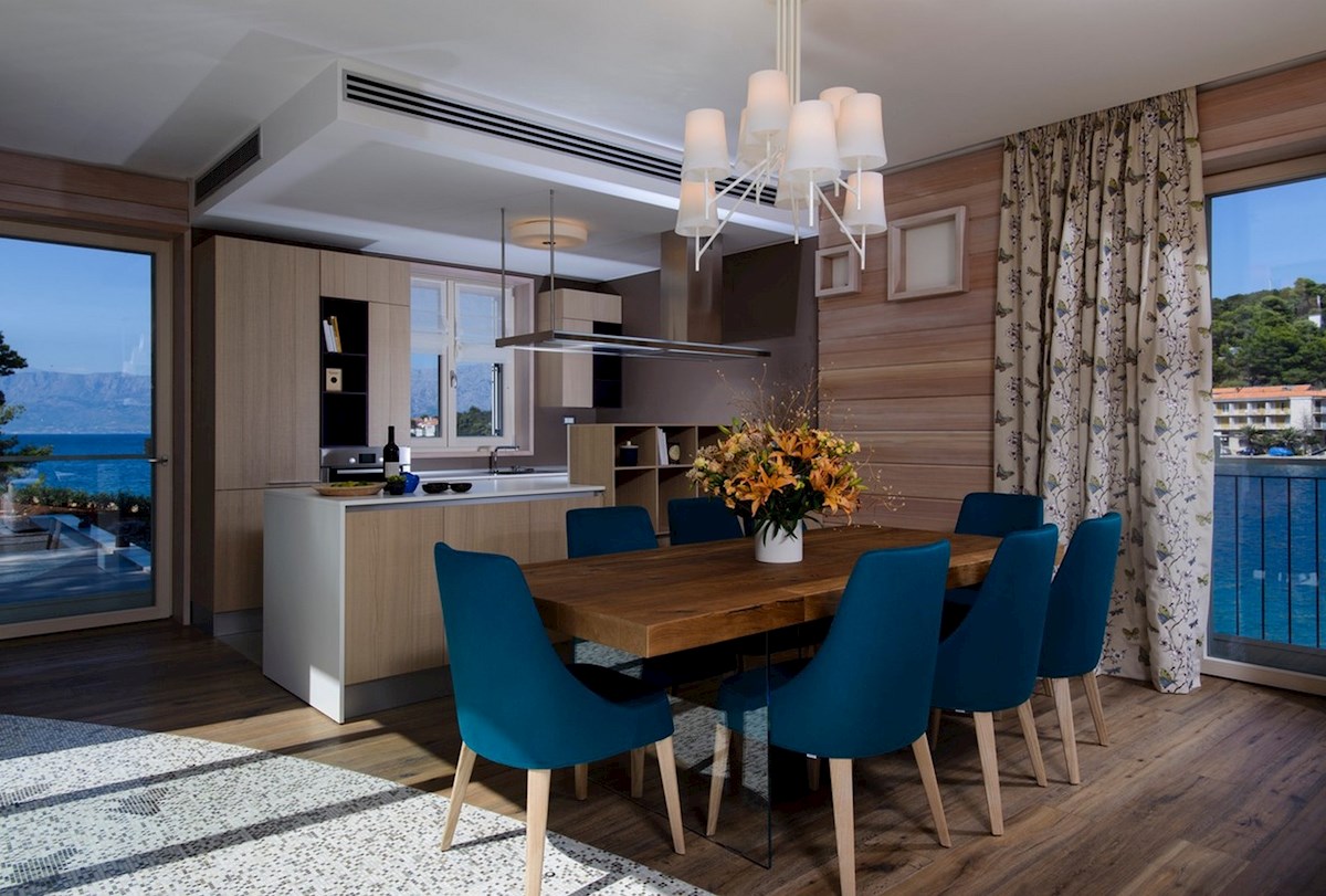 Luksuzna vila ob morju z bazenom in mediteranskim vrtom