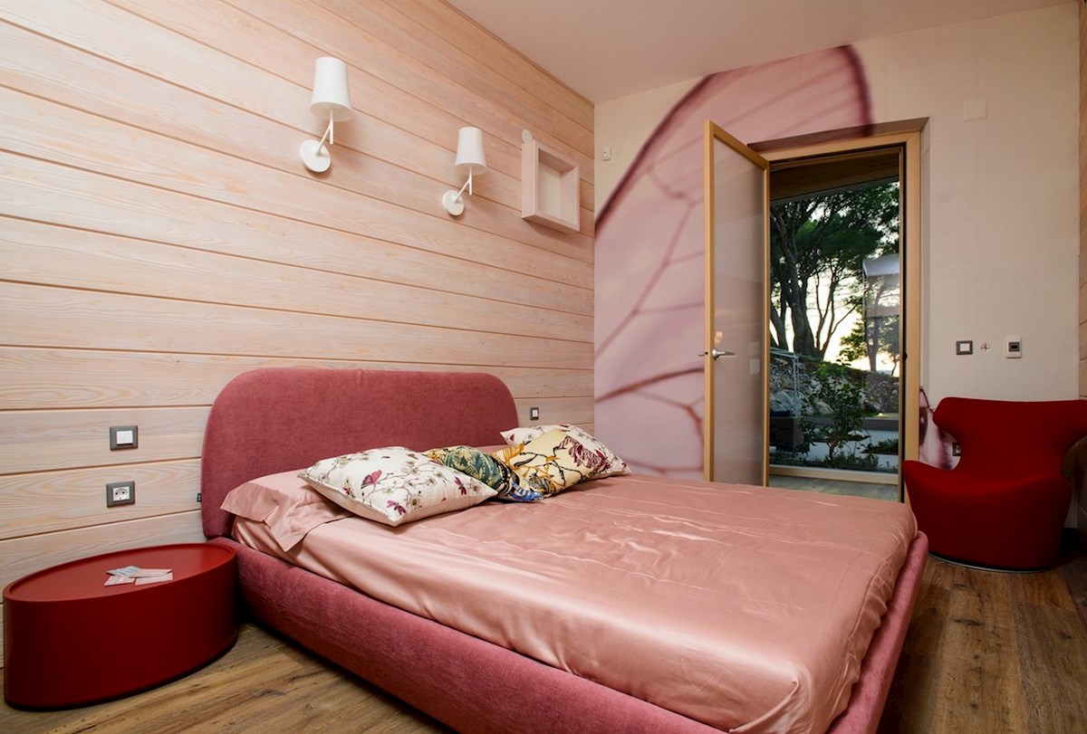 Luksuzna vila ob morju z bazenom in mediteranskim vrtom