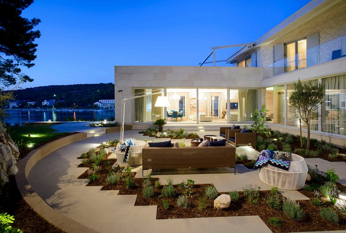 Luksuzna vila ob morju z bazenom in mediteranskim vrtom