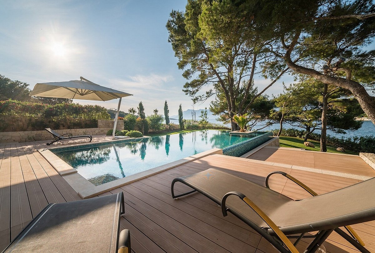 Luksuzna vila ob morju z bazenom in mediteranskim vrtom