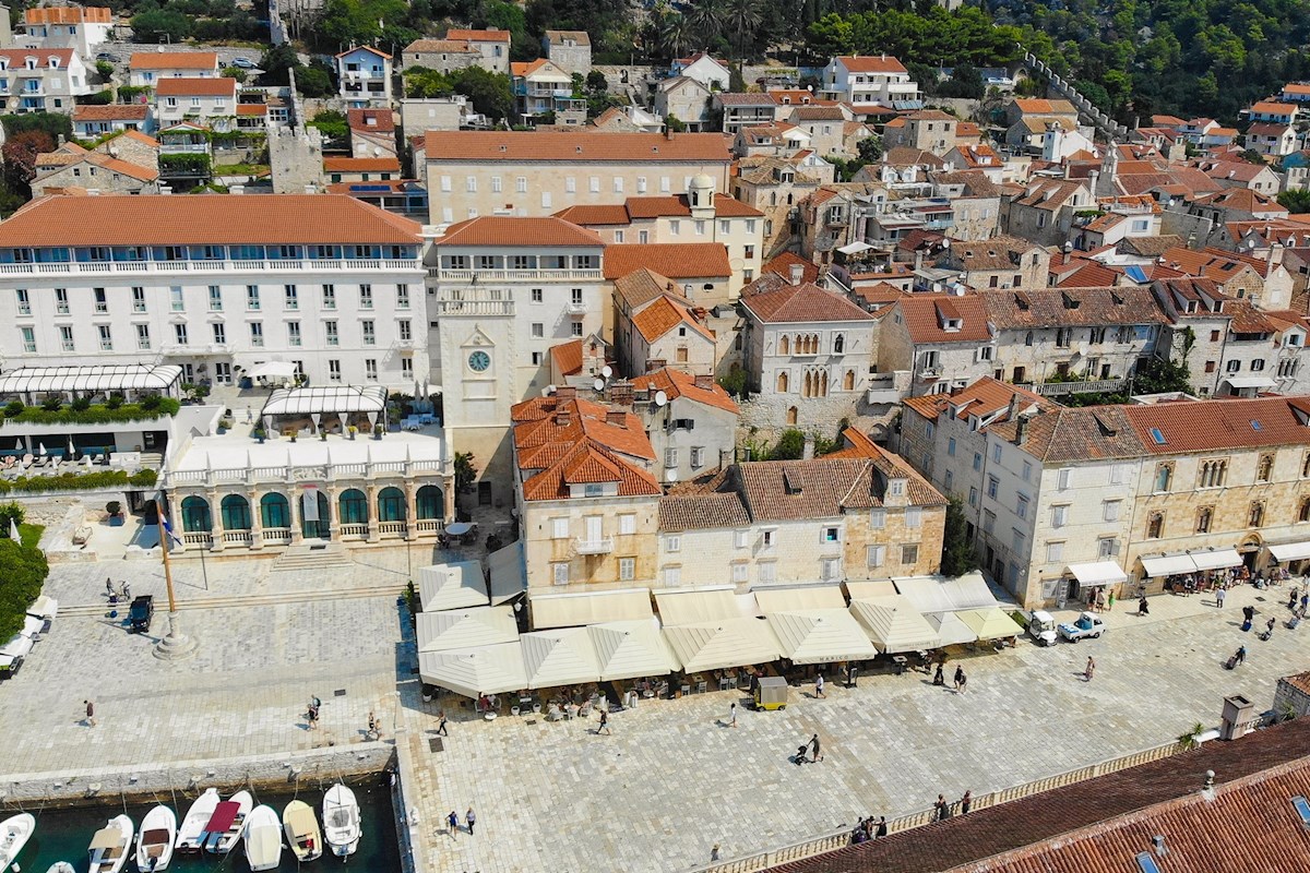 Edinstven apartma s pogledom na staro mestno jedro in morje v srcu Hvara