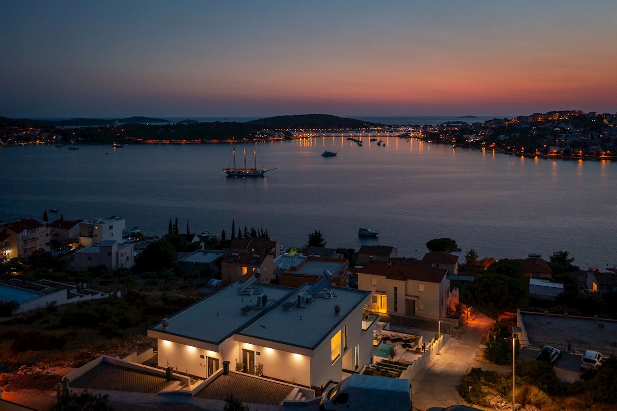 Impozantna vila dvojček s panoramskim pogledom na morje in otoke