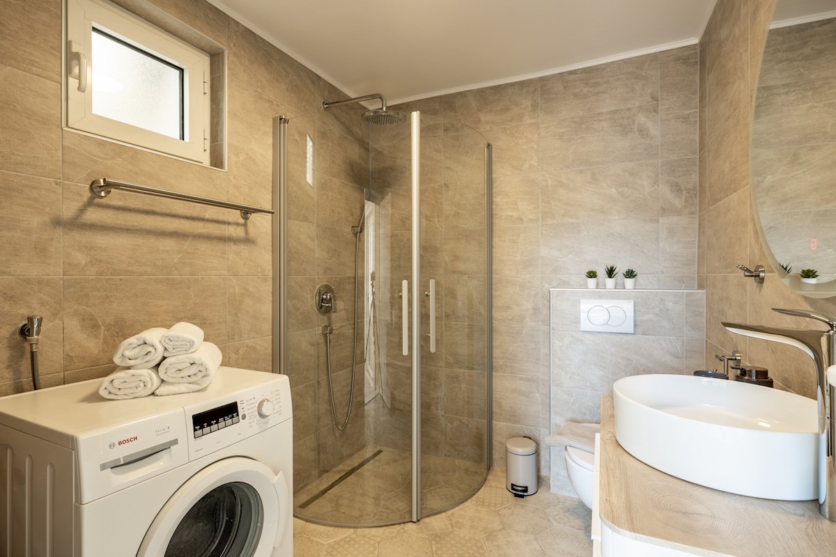 Apartmajska hiša, 1. vrsta do morja, Vinišće