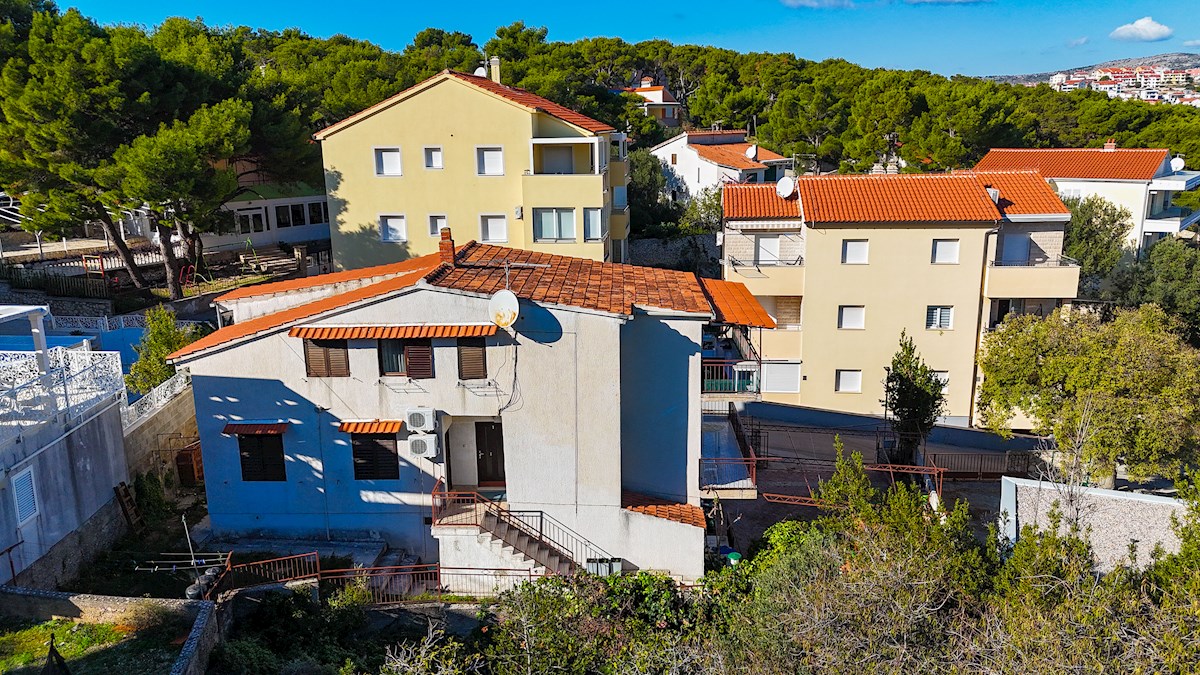 Apartmajska hiša, Rogoznica