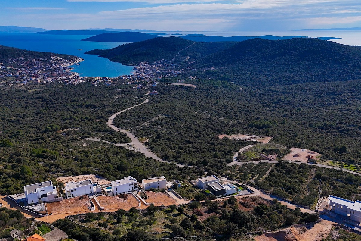 Novo zgrajena vila z bazenom in spektakularnim pogledom na morje