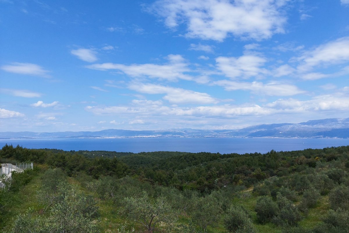 Brač, zemljišče 35.000 m2 s pogledom na morje