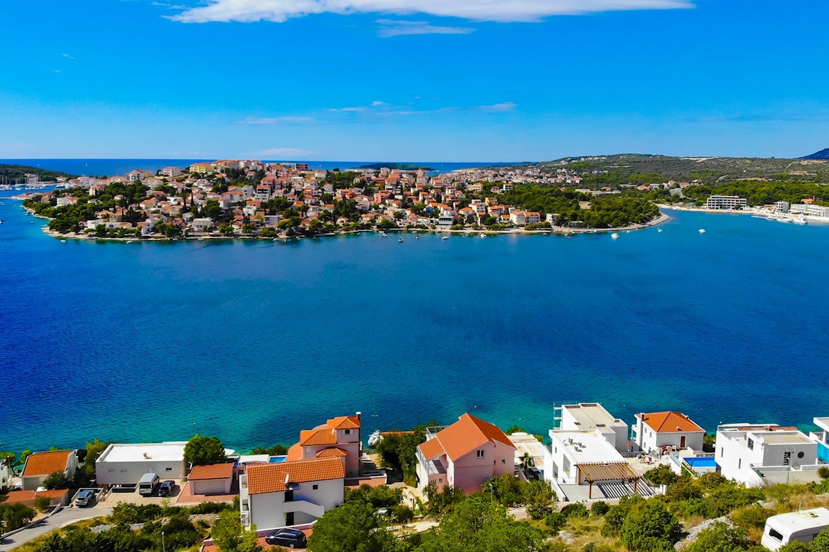 Zemljišče z dovoljenjem in odprtim pogledom na morje v bližini Rogoznice