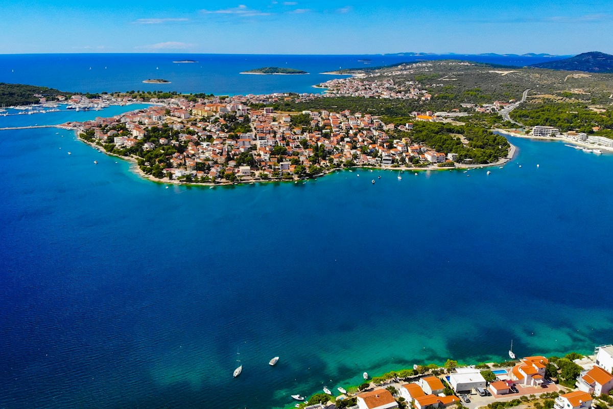 Zemljišče z dovoljenjem in odprtim pogledom na morje v bližini Rogoznice