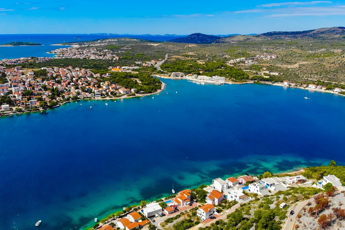 Zemljišče z dovoljenjem in odprtim pogledom na morje v bližini Rogoznice