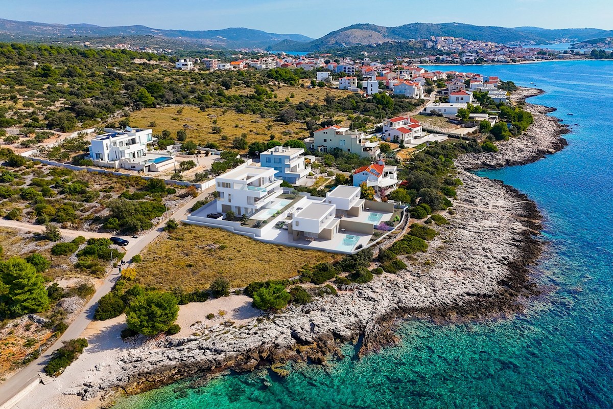 Gradbeno zemljišče ob morju v Rogoznici