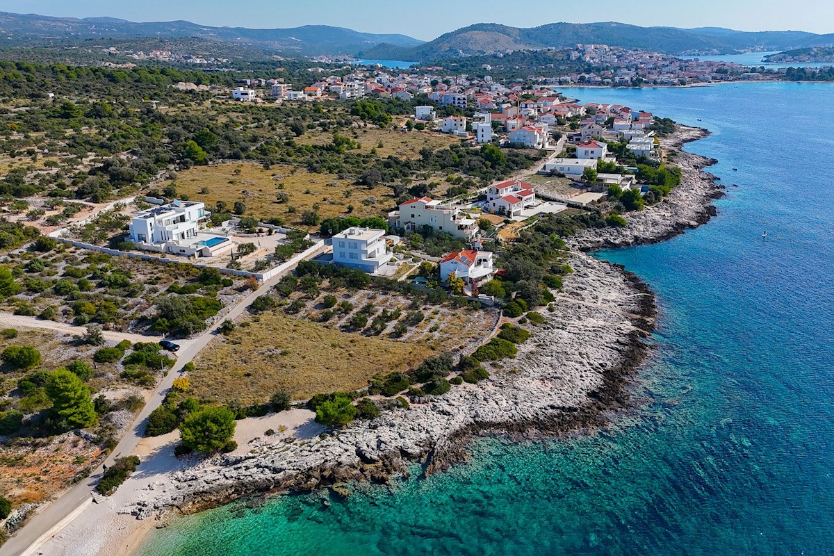 Gradbeno zemljišče ob morju v Rogoznici