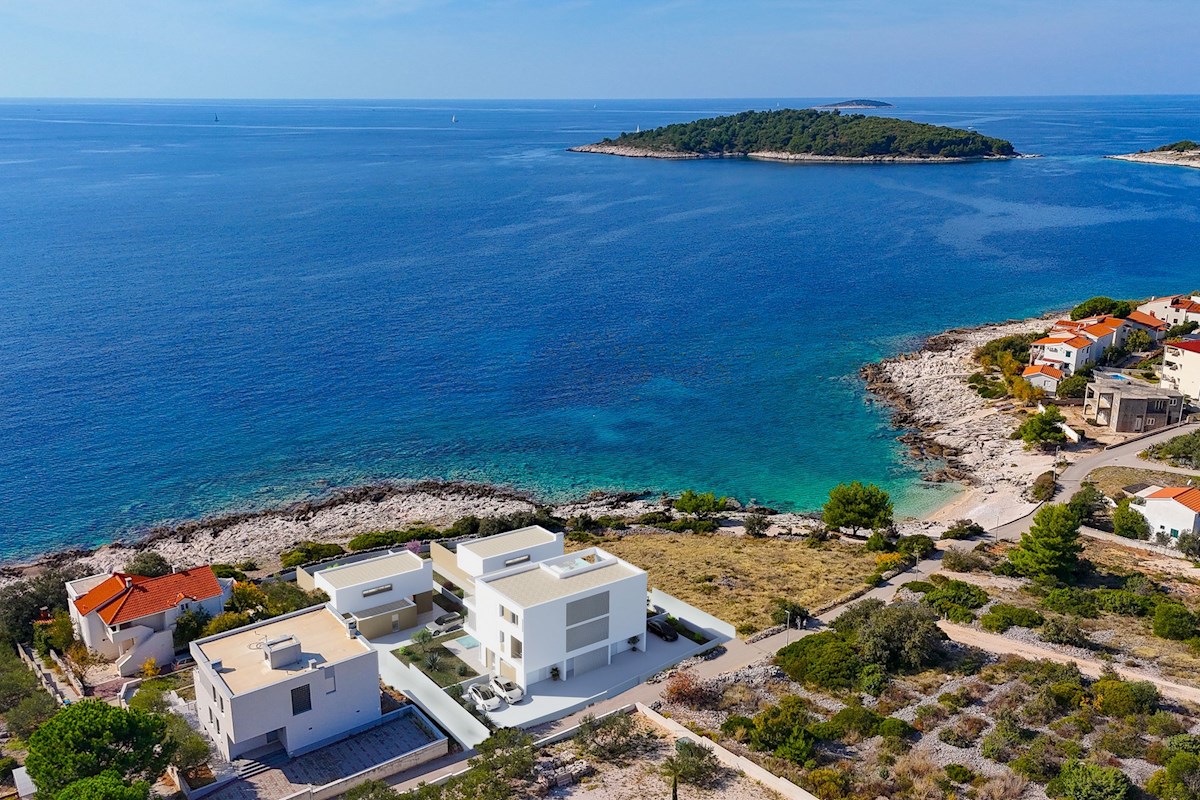 Gradbeno zemljišče ob morju v Rogoznici