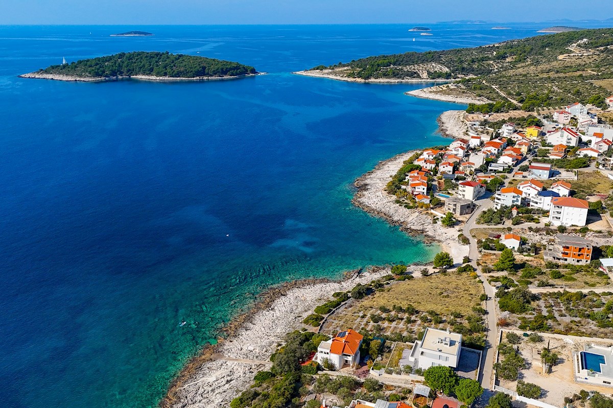 Gradbeno zemljišče ob morju v Rogoznici