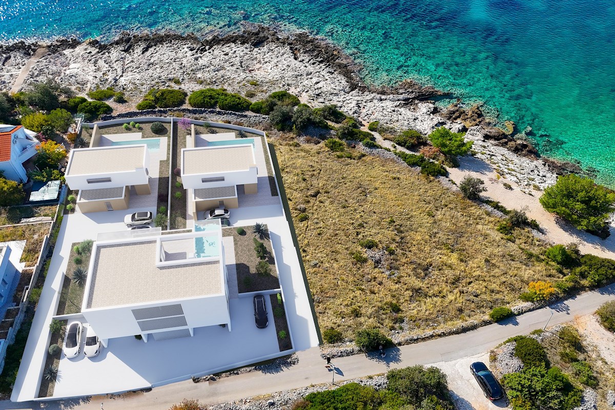 Gradbeno zemljišče ob morju v Rogoznici