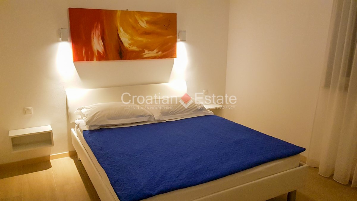 Restavracija s tremi prostornimi apartmaji, tik nad plažo