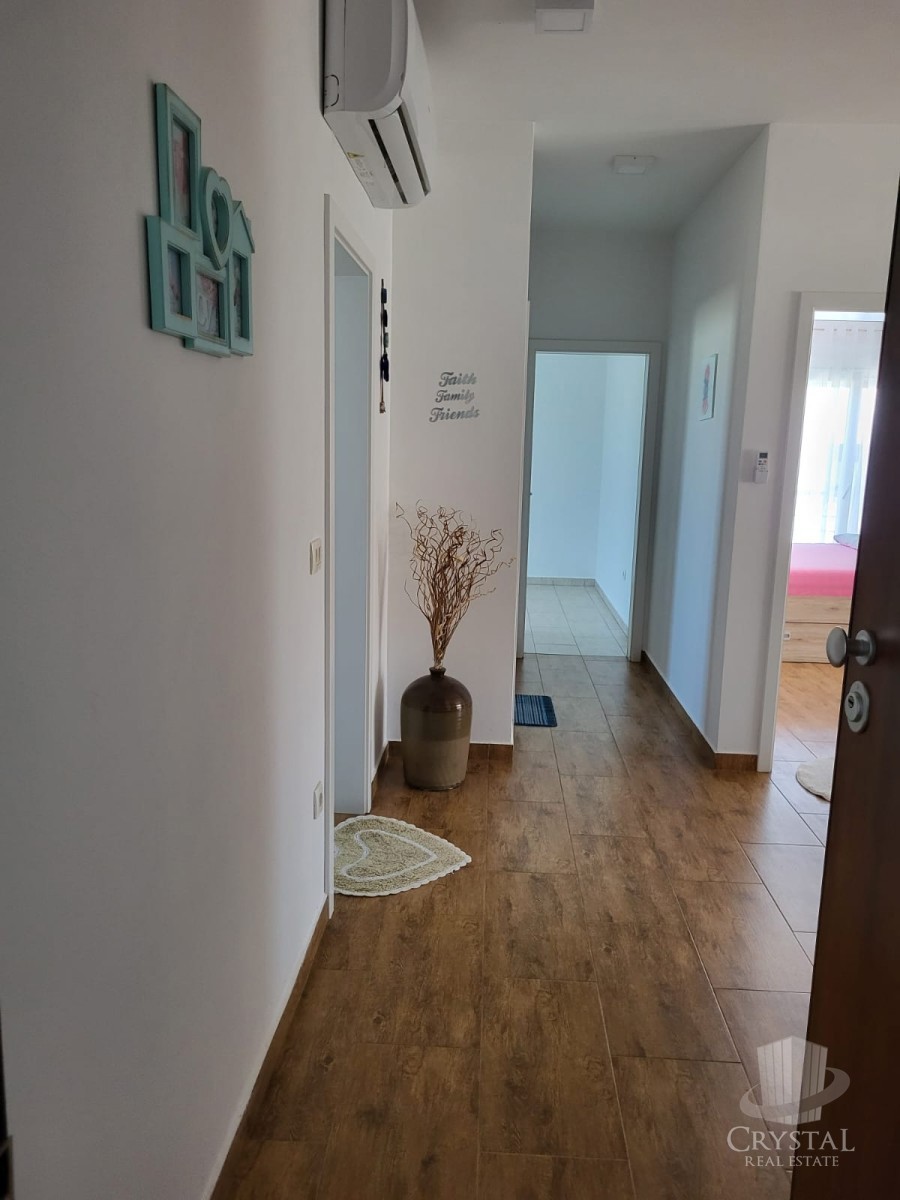 Prostorno stanovanje s strešno teraso v Novigradu, 500 m od morja