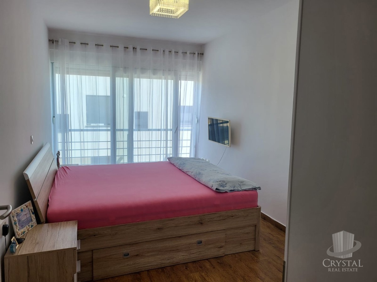 Prostorno stanovanje s strešno teraso v Novigradu, 500 m od morja