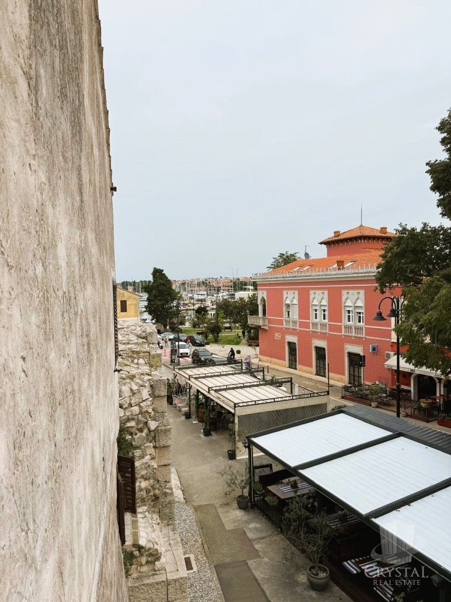 Izjemna redkost v Novigradu – hiša s tremi stanovanjskimi enotami in pogledom na morje