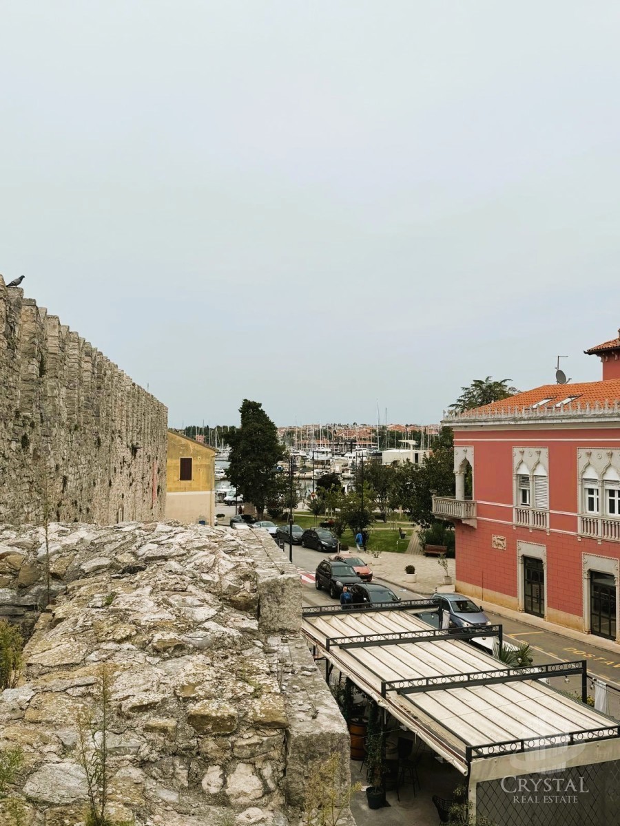 Izjemna redkost v Novigradu – hiša s tremi stanovanjskimi enotami in pogledom na morje