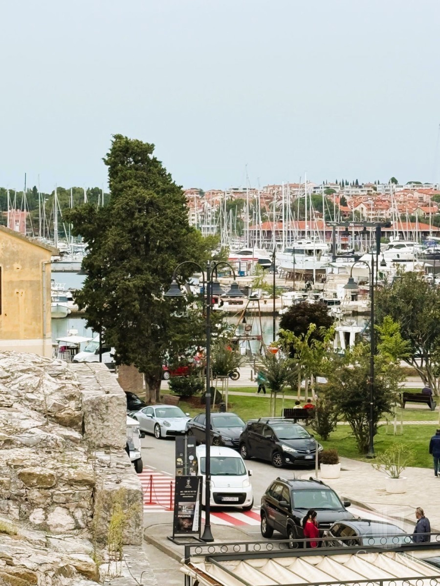 Izjemna redkost v Novigradu – hiša s tremi stanovanjskimi enotami in pogledom na morje