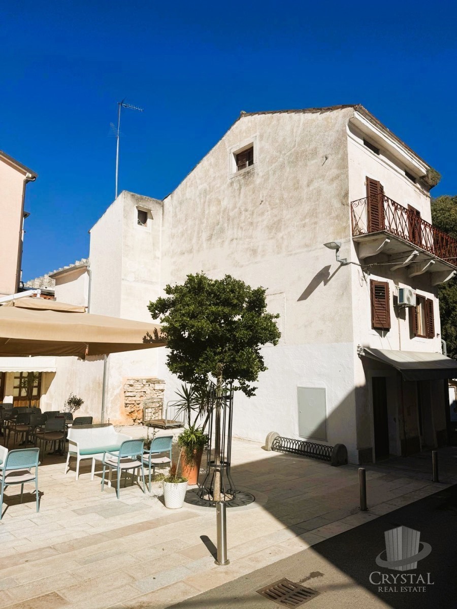 Izjemna redkost v Novigradu – hiša s tremi stanovanjskimi enotami in pogledom na morje