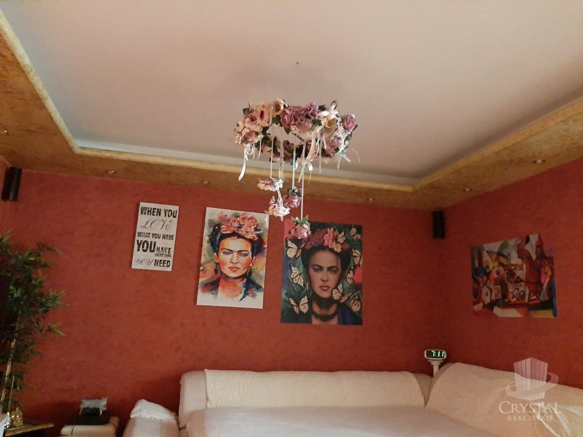 VTISLJIV DVOETAŽNI STAN V UMAGU