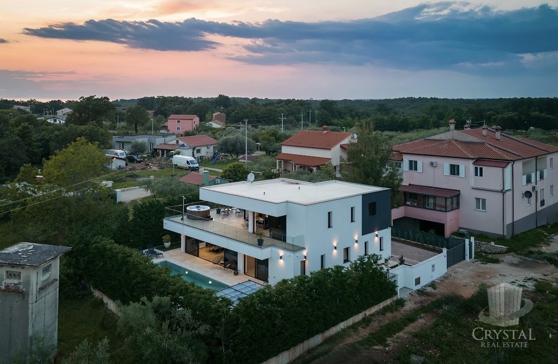OKOLICA UMAGA: PAMETNA VILA S OGREVANIM BAZENOM