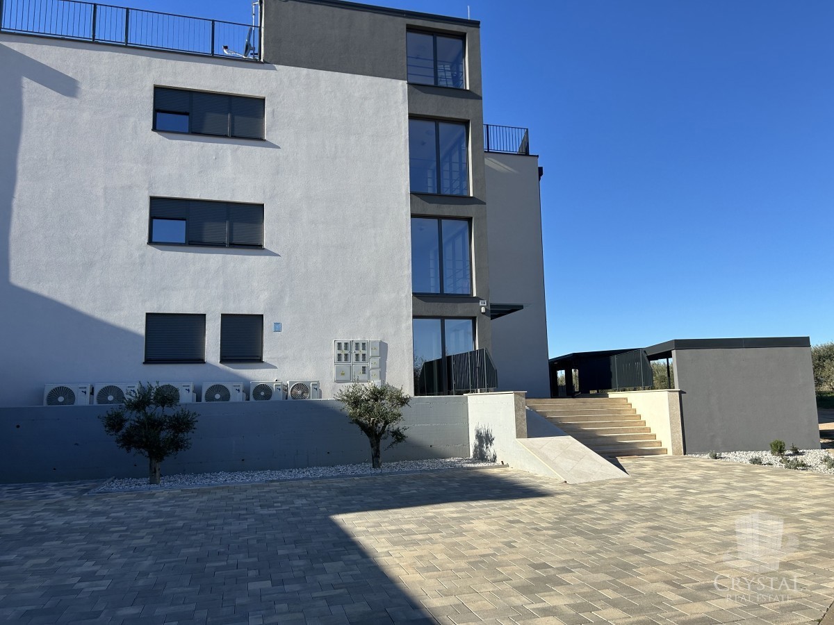 Novigrad - stanovanje s strešno teraso in panoramskim pogledom na morje